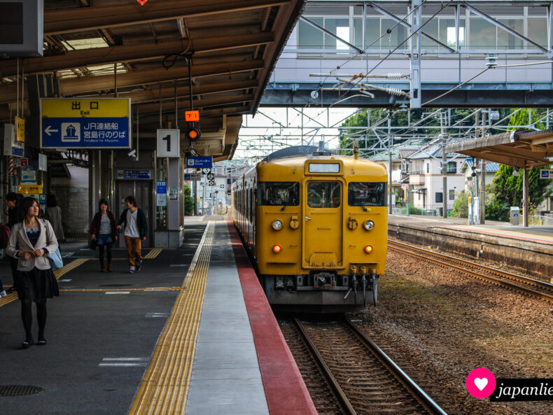 Eine gelbe Bummelbahn am JR-Bahnhof Miyajimaguchi.
