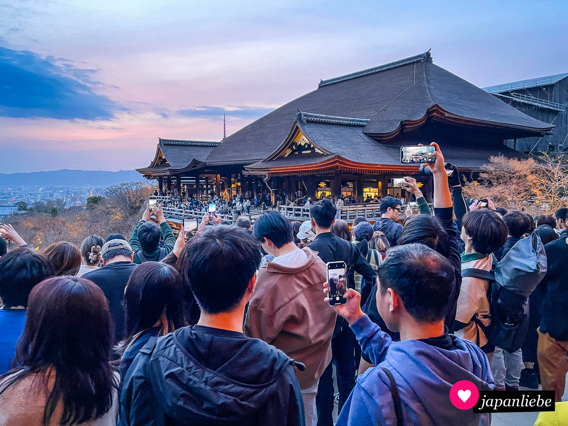 Menschenmassen auf dem Gelände des Kiyomizu-dera-Tempels in Kyōto.