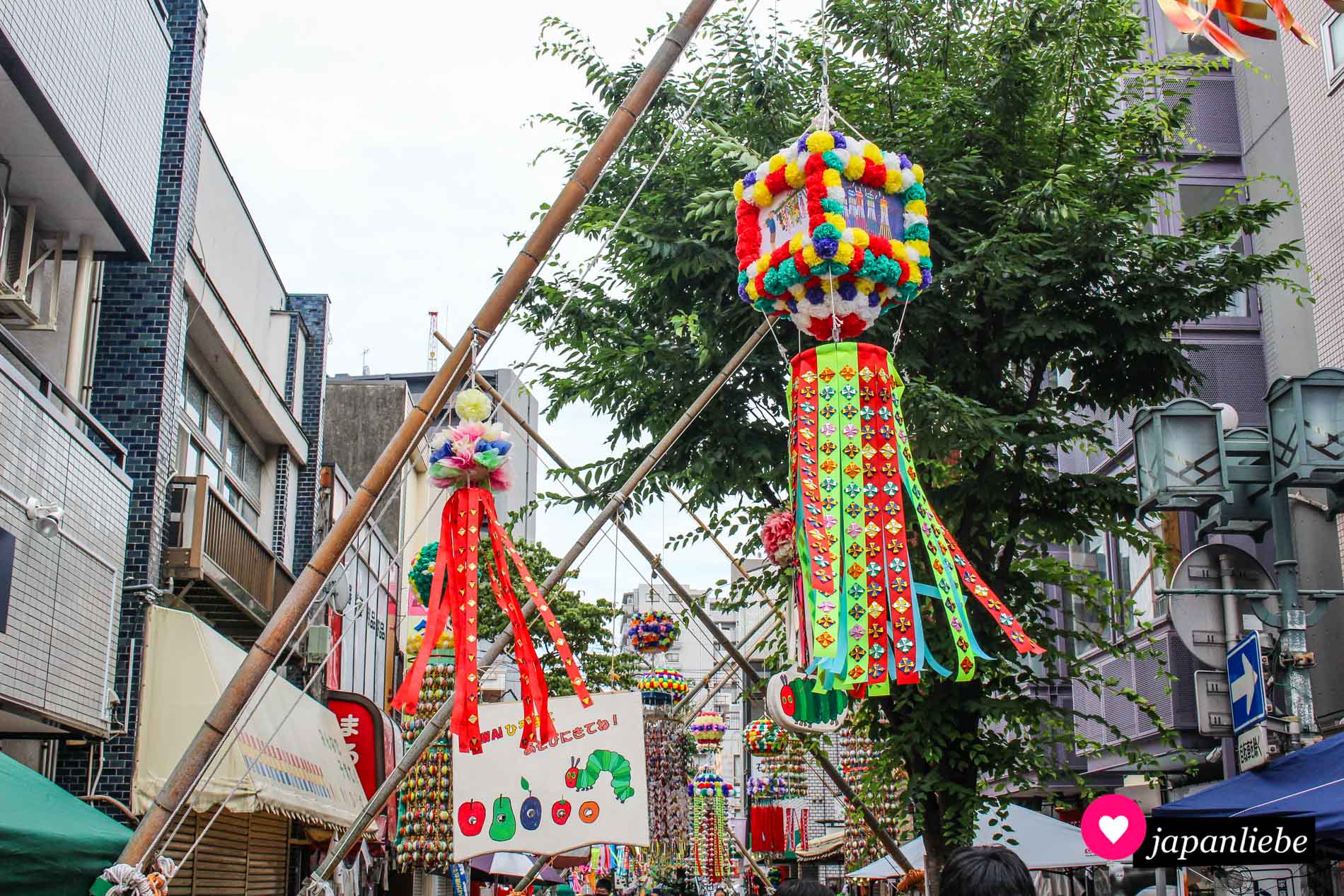 Die kleine Raupe Nimmersatt hat sich aufs „tanabata“-Fest geschmuggelt.
