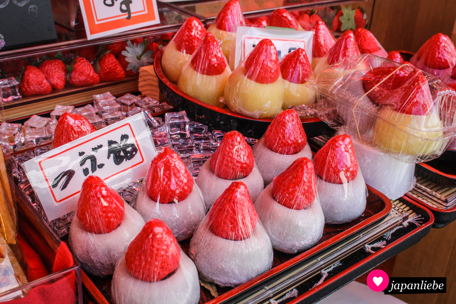 Auf dem Weg zum Ginkaku-ji in Kyōto gibt es einen Stand für „ichigo daifuku mochi“ – Reiskuchen mit Bohnenpaste und einer frischen Erdbeere gefüllt.