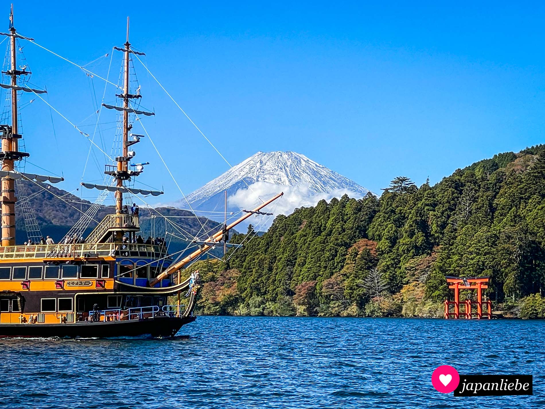 Kitschig und zugleich ikonisch: der Blick über den Ashi-See mit Piratenschiff, Schreintor und Aussicht auf den Fuji.