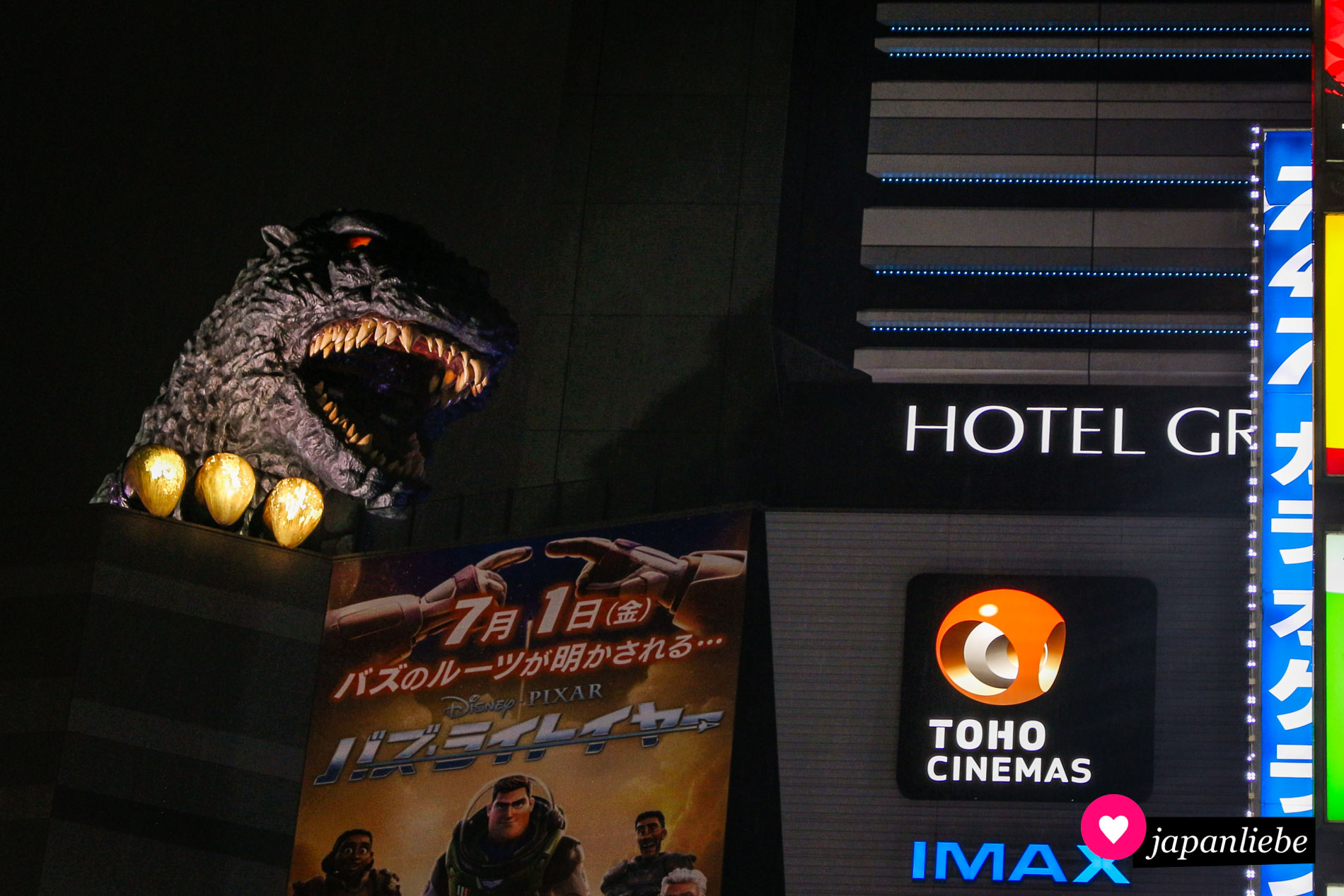 In „Lebensgröße“ überragt der Kopf von Godzilla die Dachterrasse des Hotel Gracery.