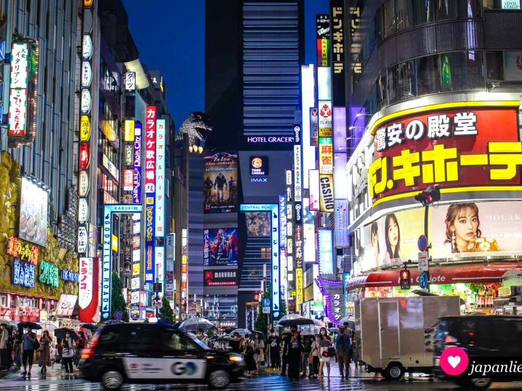 Exakt wie man sich Tōkyō vorstellt: Im Vergnügungsviertel Kabukichō erstrahlen Leuchtreklamen und sogar Godzilla stattet der japanischen Hauptstadt einen Besuch ab.