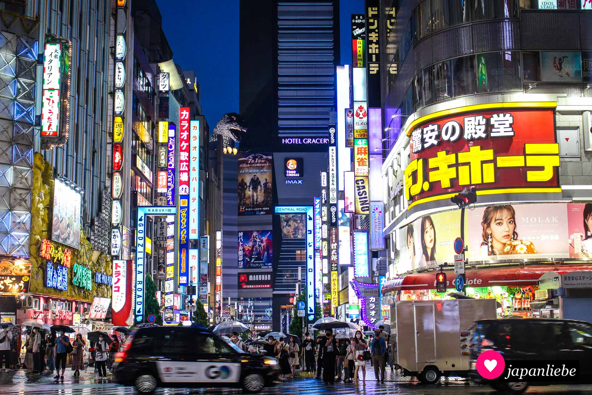 Exakt wie man sich Tōkyō vorstellt: Im Vergnügungsviertel Kabukichō erstrahlen Leuchtreklamen und sogar Godzilla stattet der japanischen Hauptstadt einen Besuch ab.