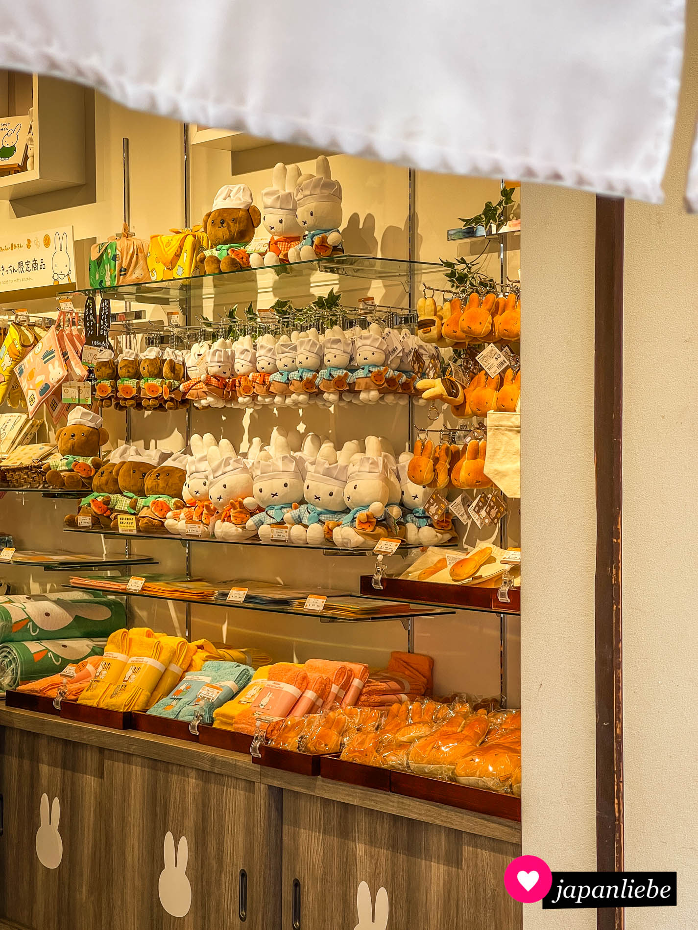 Schon der erste Blick ins Innere einer Miffy Bäckerei verrät, dass es hier neben Leckereien auch jede Menge Merchandise gibt.