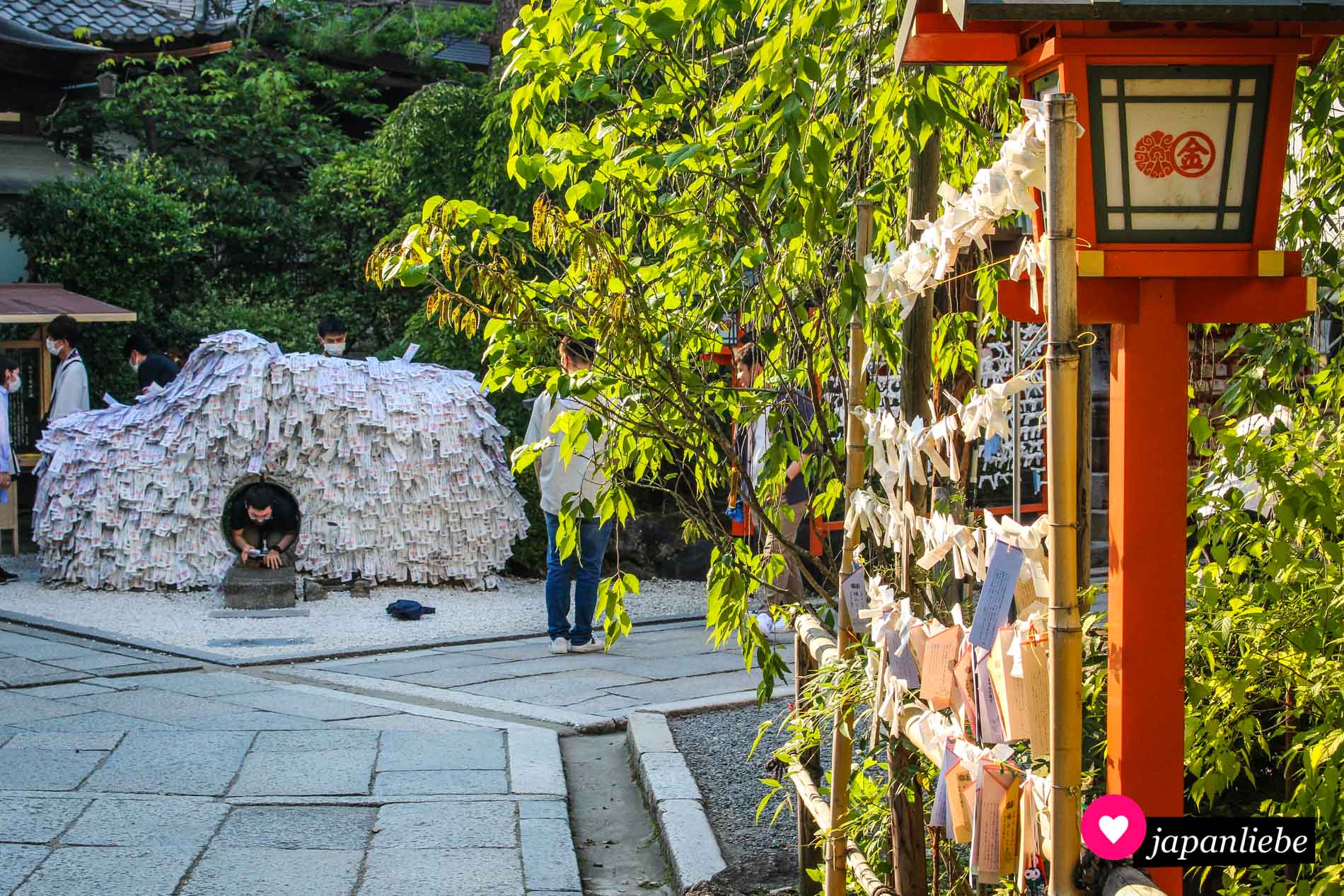 Am Yasui Konpira-gū in Kyōto kann man durch einen Stein kriechen, um alte Verbindungen zu lösen.