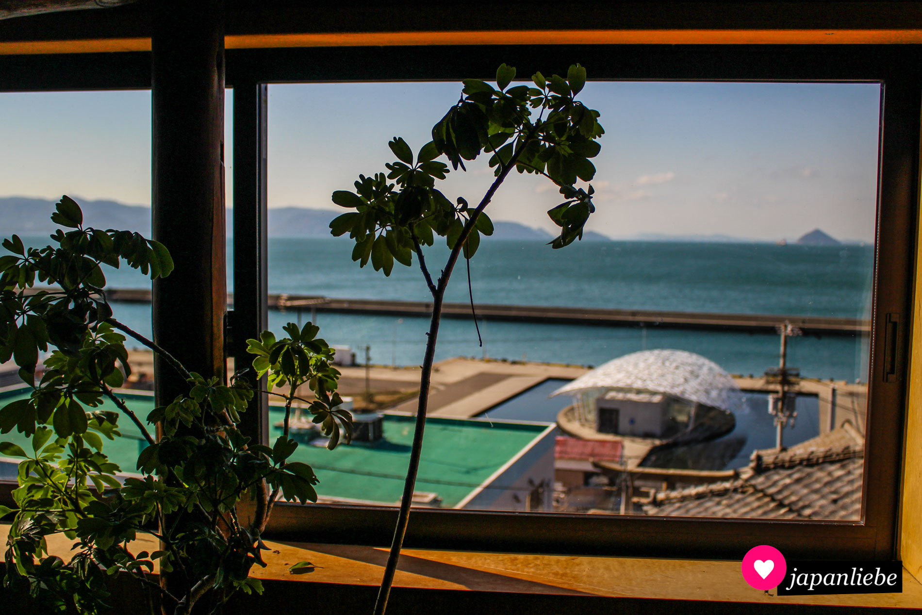 Vom Obergeschoss im Café Damonte & Co. hat man einen schönen Ausblick auf Ogijima’s Soul und den Hafen.