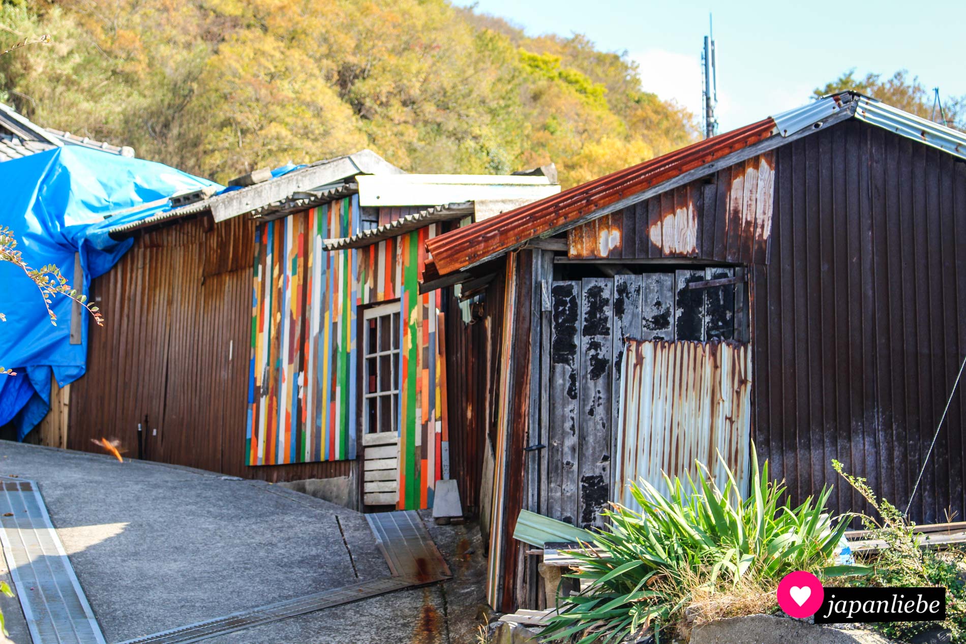 Auch die bunten Fassaden sind Teil der Setouchi Triennale.