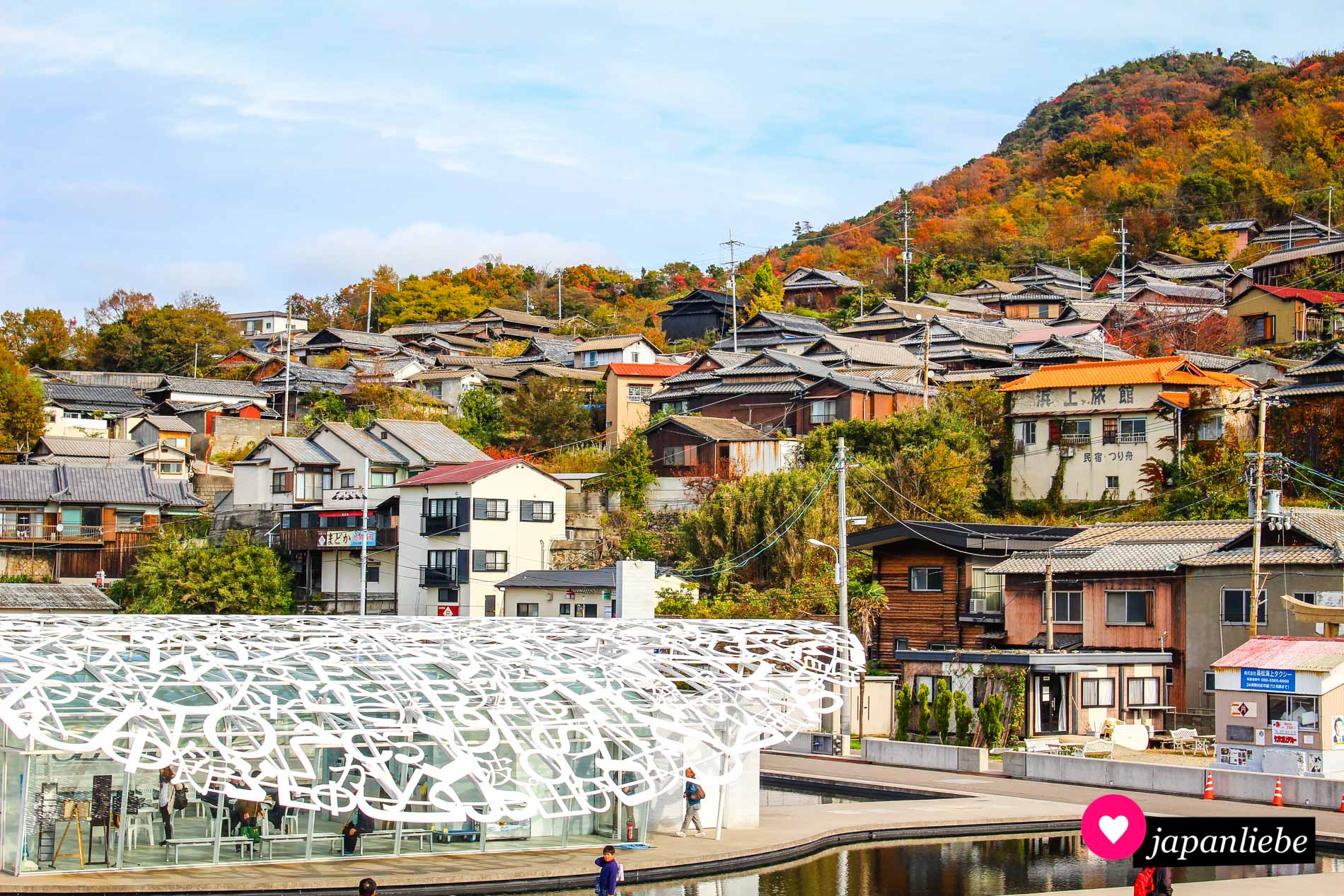 Am Hafen von Ogijima steht prominent das Gebäude, das zugleich Kunstwerk ist, und sich Ogijima’s Soul nennt.