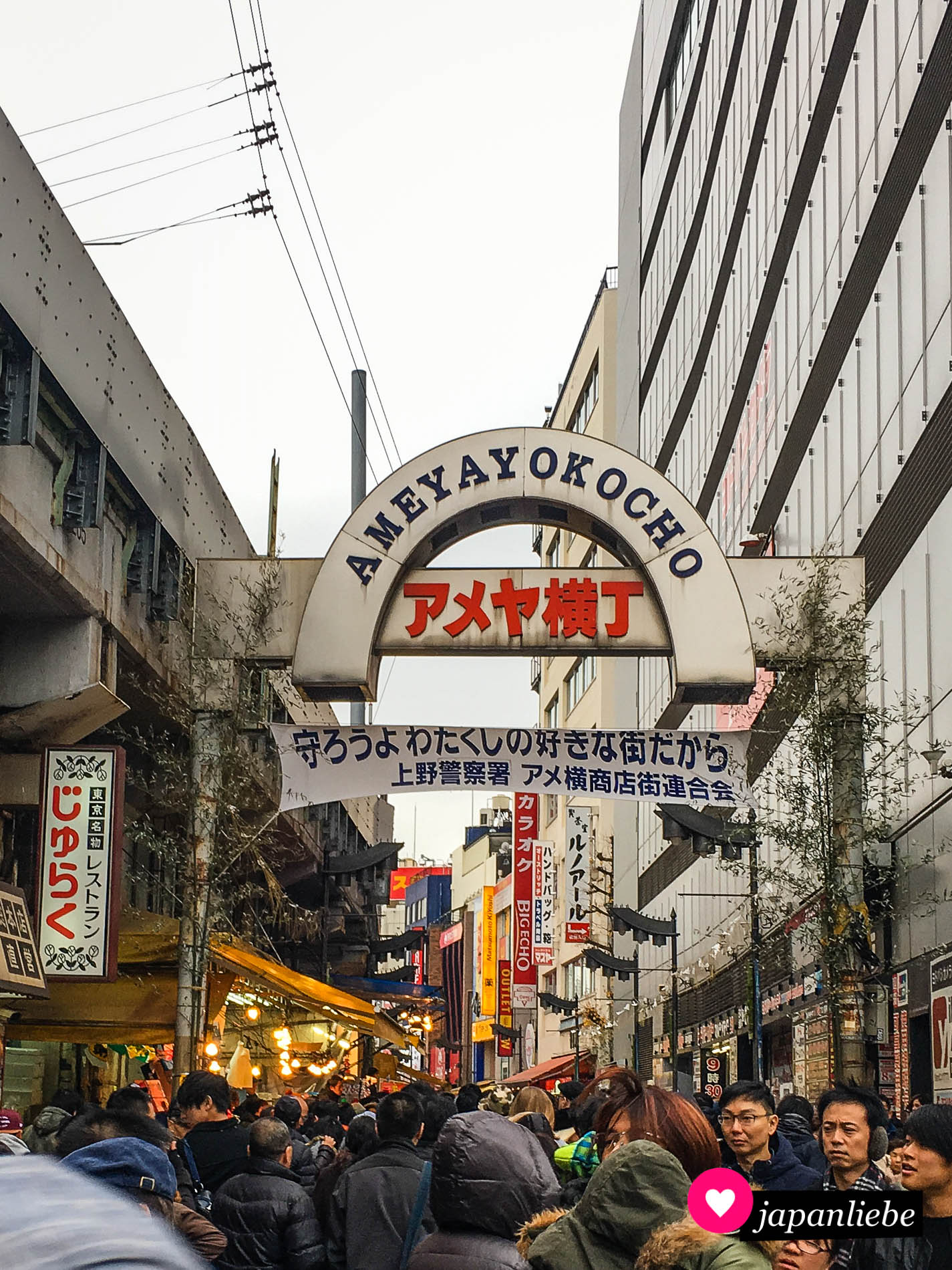 Immer viel los ist in der Ameyayokocho in Ueno, Tōkyō.