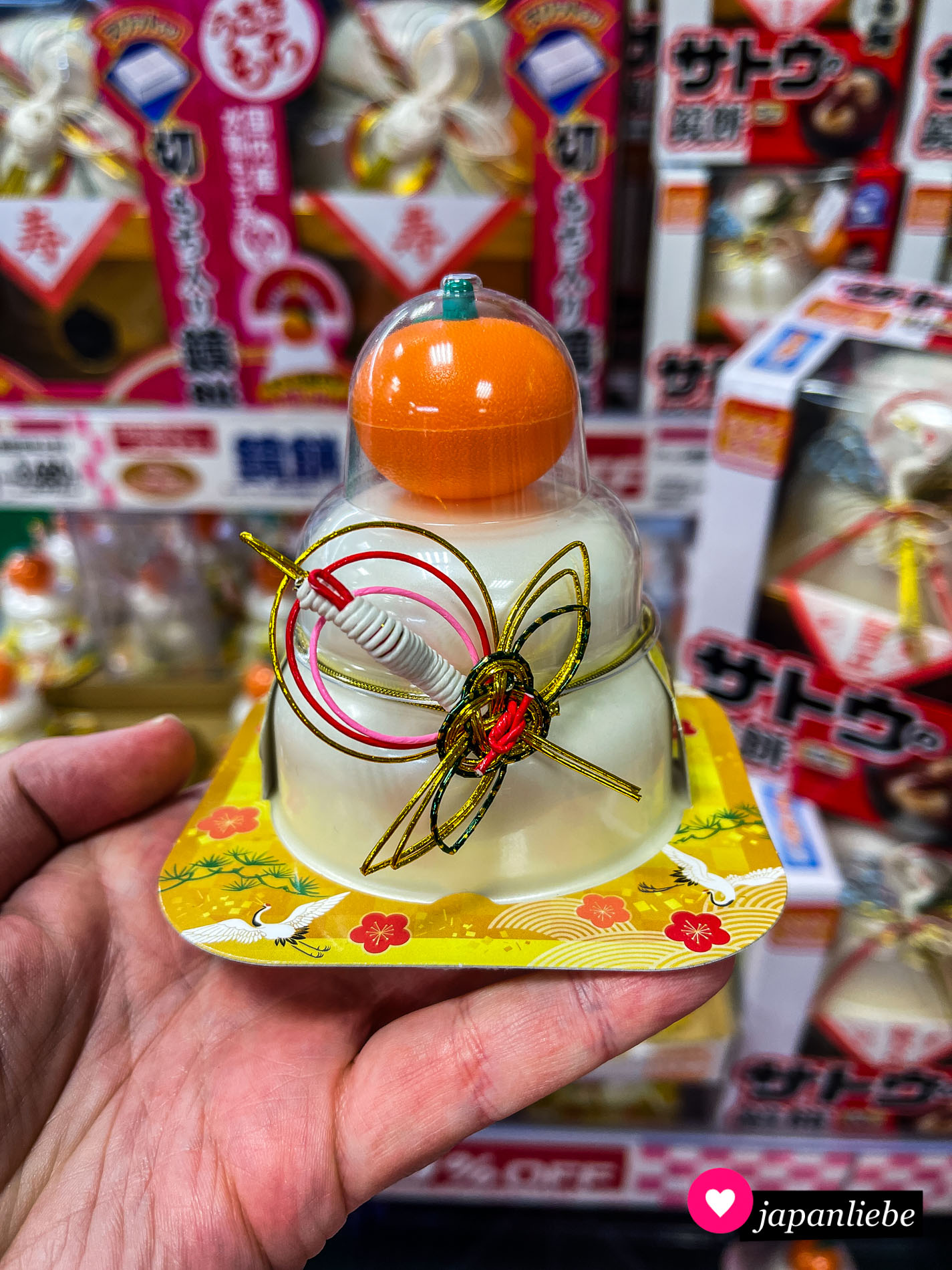 Sogenannter Spiegel-Reiskuchen mit einer Bitterorange auf der Spitze ist eine klassische Neujahrsdekoration in Japan.