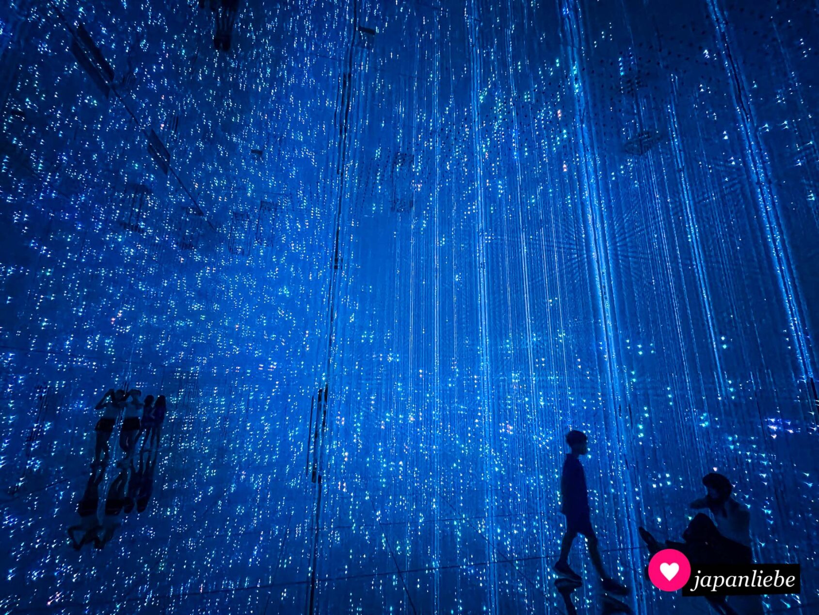 Der Raum „Infinite Crystal World“ im digitalen Kunstmuseum teamLab Borderless in Tōkyō.