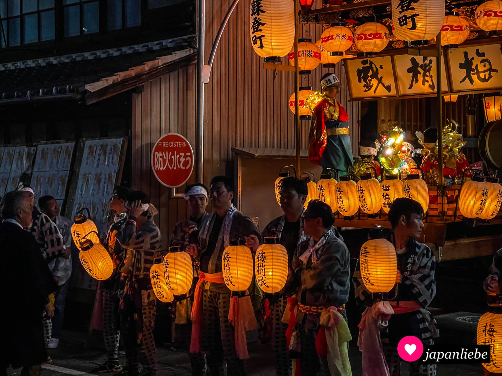 Mehrere Generationen sind beim Umzug der Festwagen beim Inuyama Matsuri beteiligt.