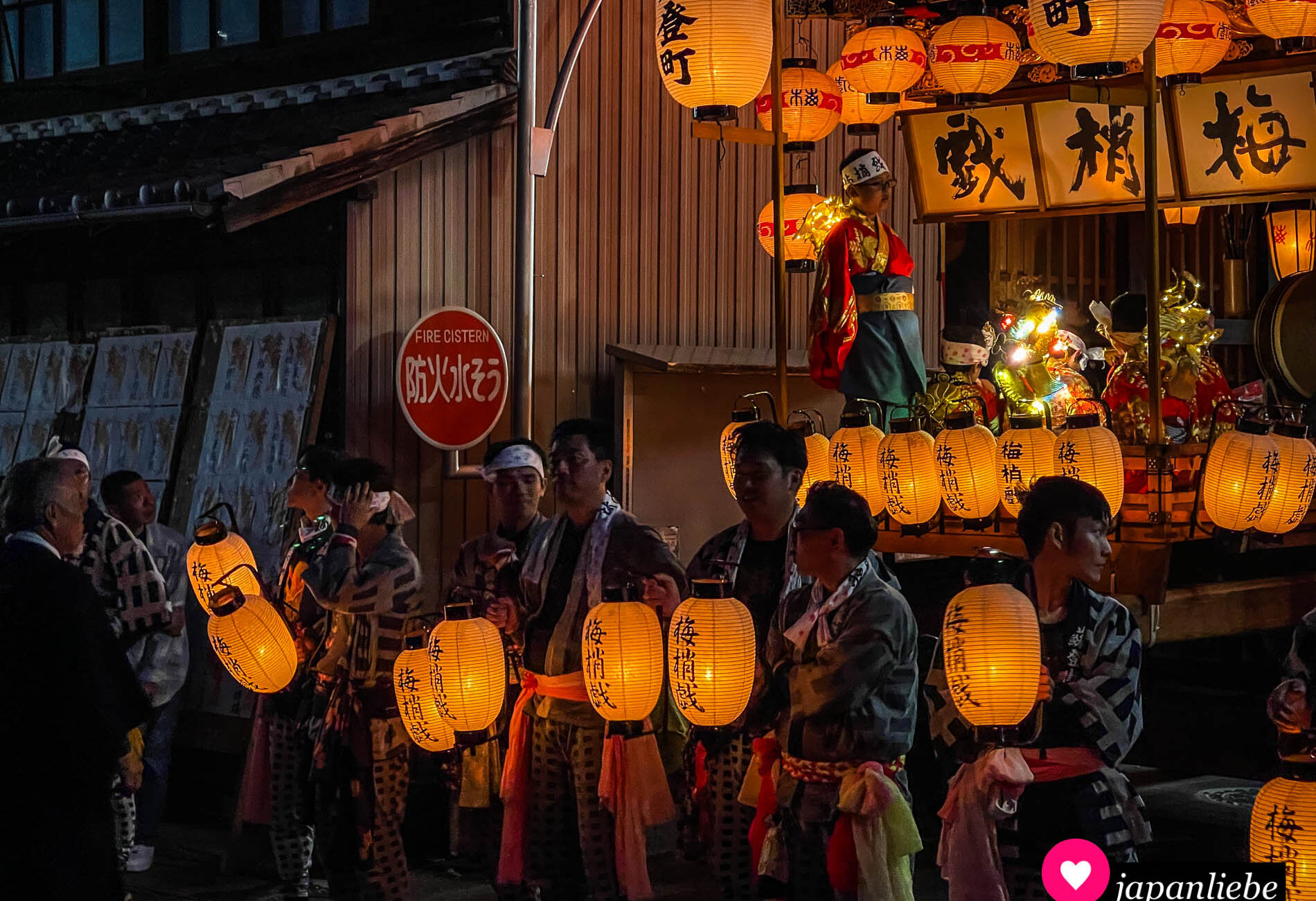 Mehrere Generationen sind beim Umzug der Festwagen beim Inuyama Matsuri beteiligt.