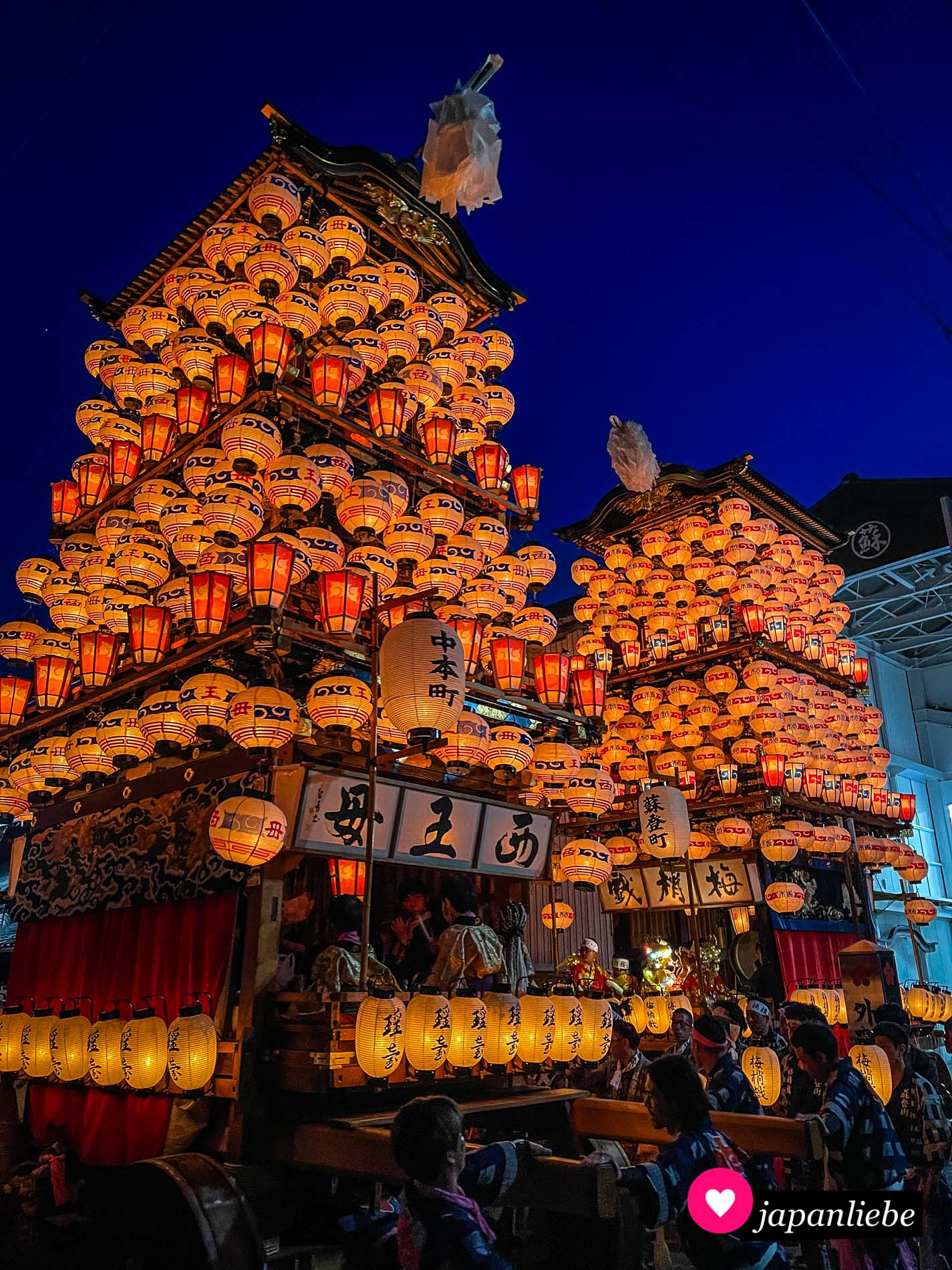 Für diesen Anblick lohnt es sich, bis abends beim Inuyama Matsuri auszuharren.