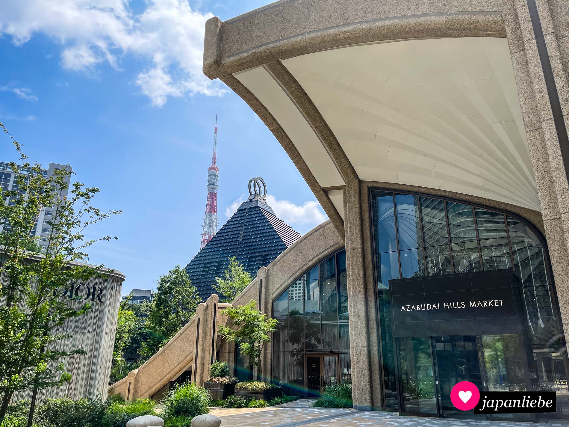 Als hübscher Nebenakteur taucht zwischen den Gebäuden immer wieder der Tokyo Tower auf.