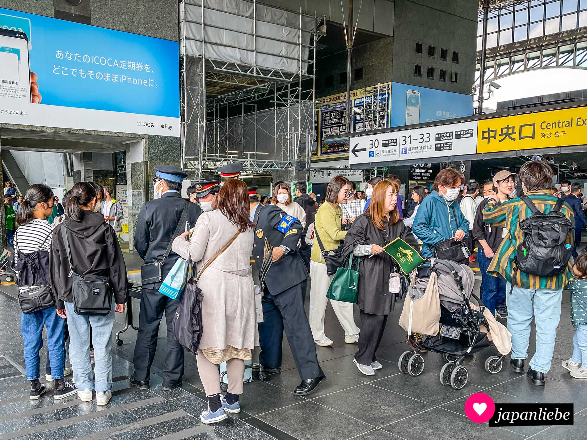 Gedränge am Bahnhof Kyōto, da alle den Twilight Express Mizukake sehen wollen.