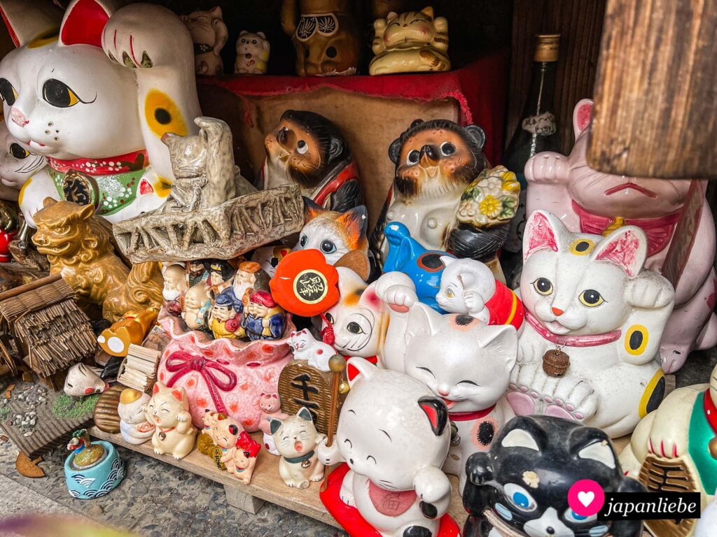 Eine Ansammlung an glücksbringenden Figuren am Shop Hyotan-ya in der Sannen-zaka in Kyōto.