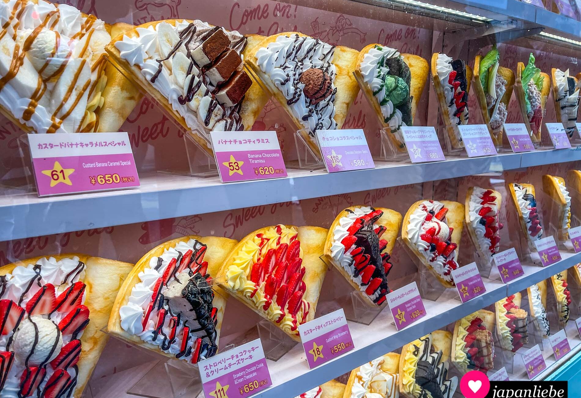 Food Samples in der Auslage eines Crêpes-Standes in der Takeshita-dōri in Harajuku, Tōkyō.