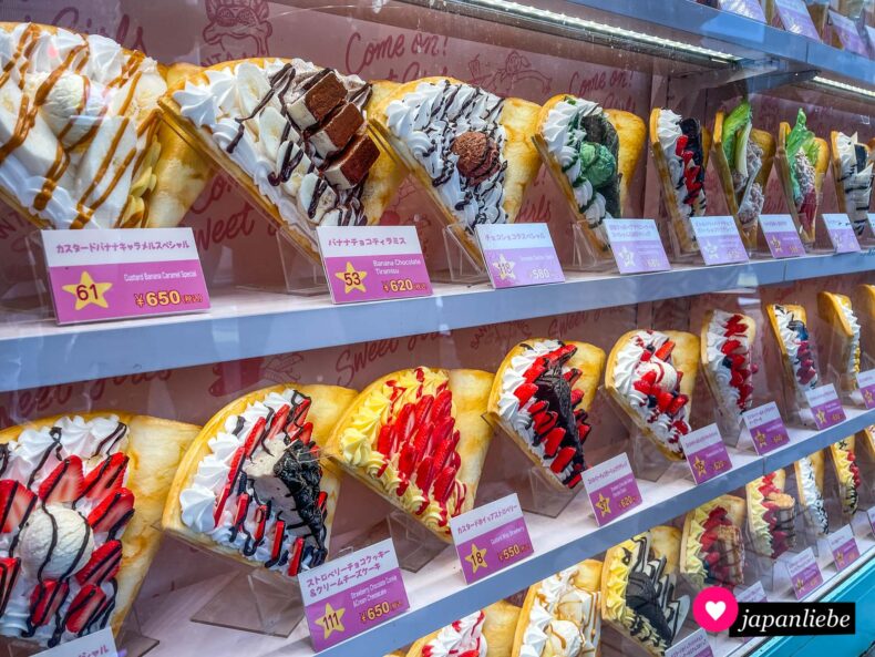 Food Samples in der Auslage eines Crêpes-Standes in der Takeshita-dōri in Harajuku, Tōkyō.