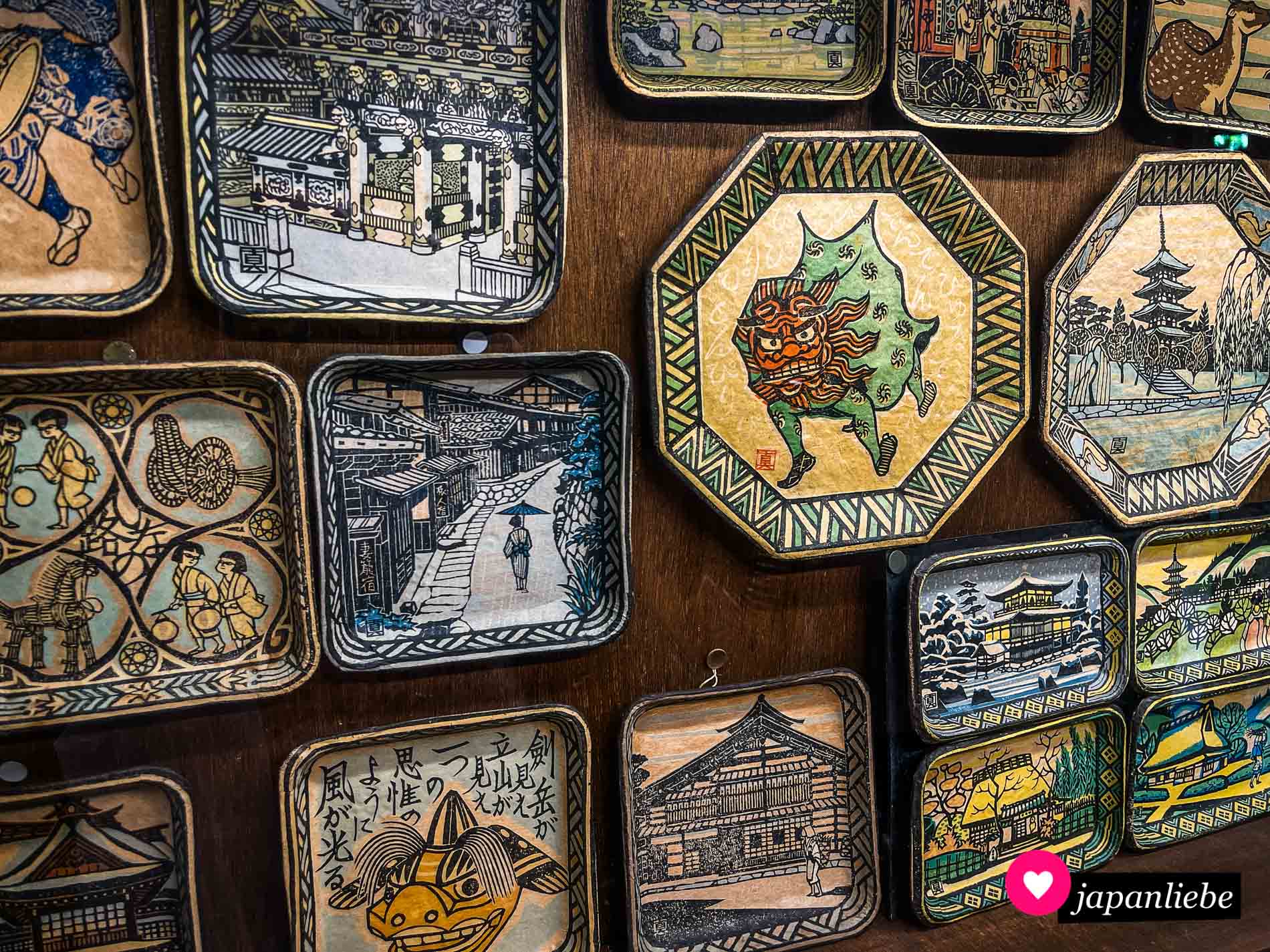 Aus federlecihtem Pappmaché sind die Tabletts mit traditionellen Motiven, die man bei „Shinkogei Sanmachi“ kaufen kann.