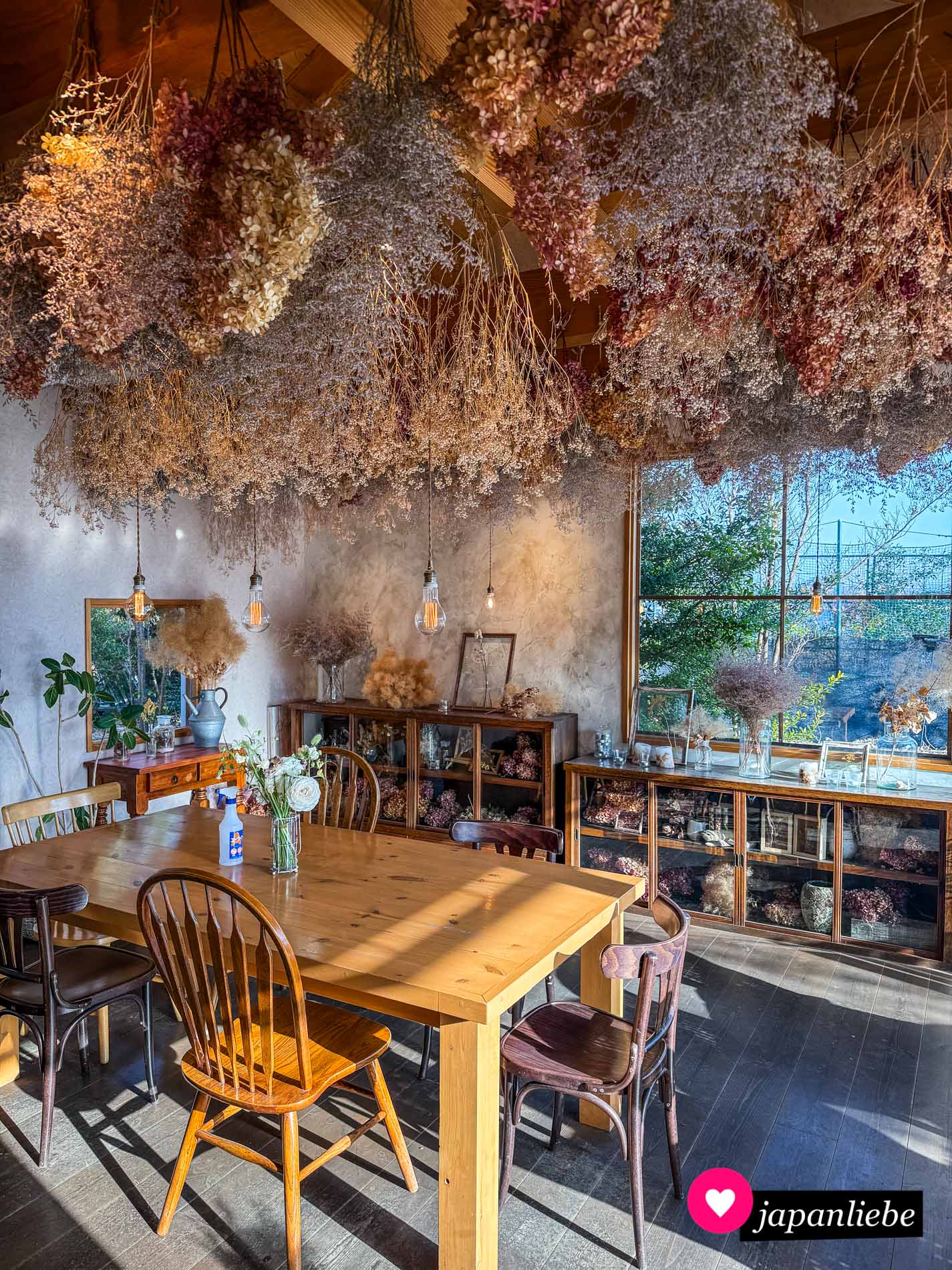 Das HanaCafe Kikyou ist innen herrlich romantisch.