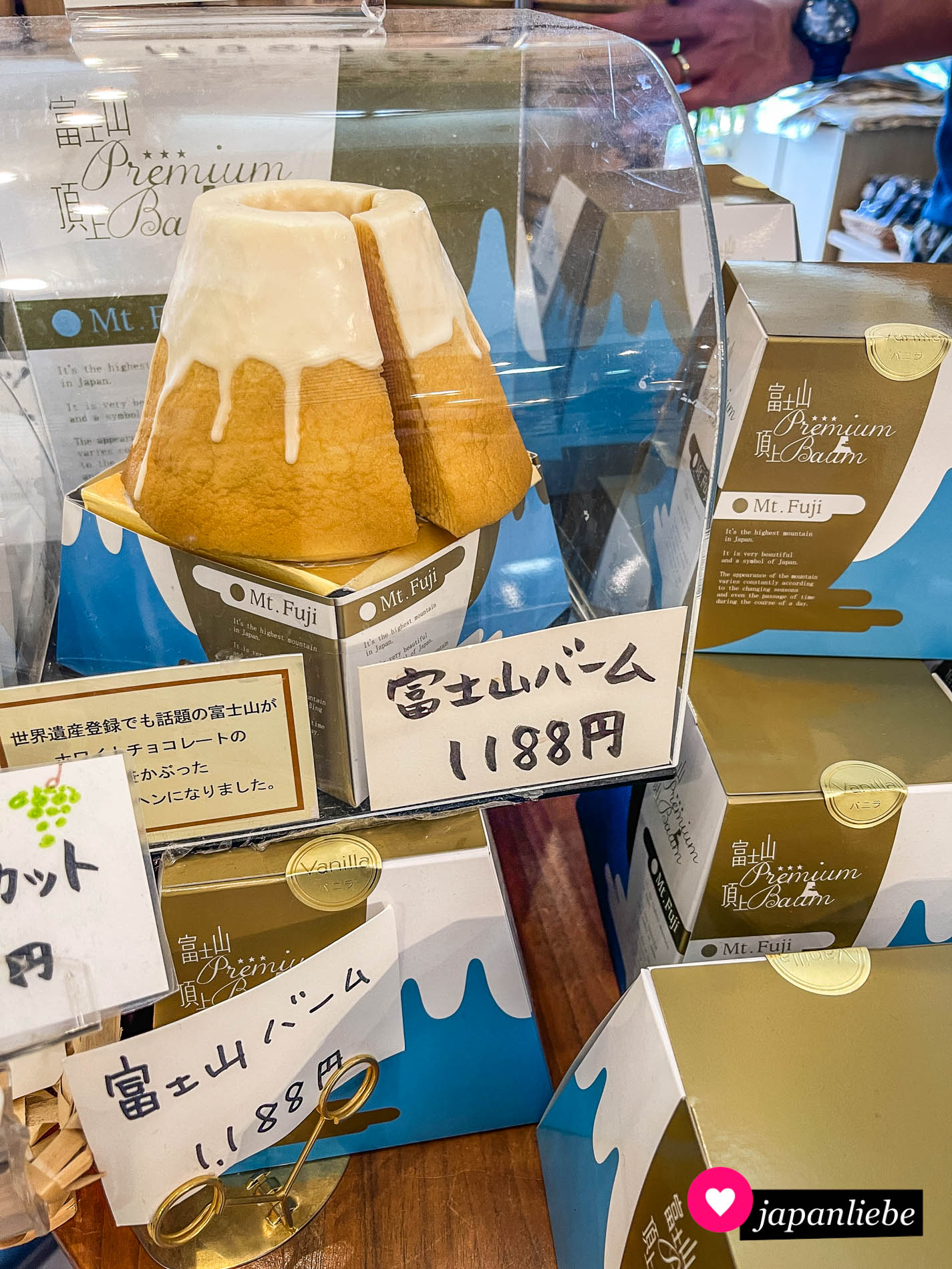 Im „Natural Living Center“ gibt’s als Souvenir unter anderem einen Baumkuchen in Fujiform.