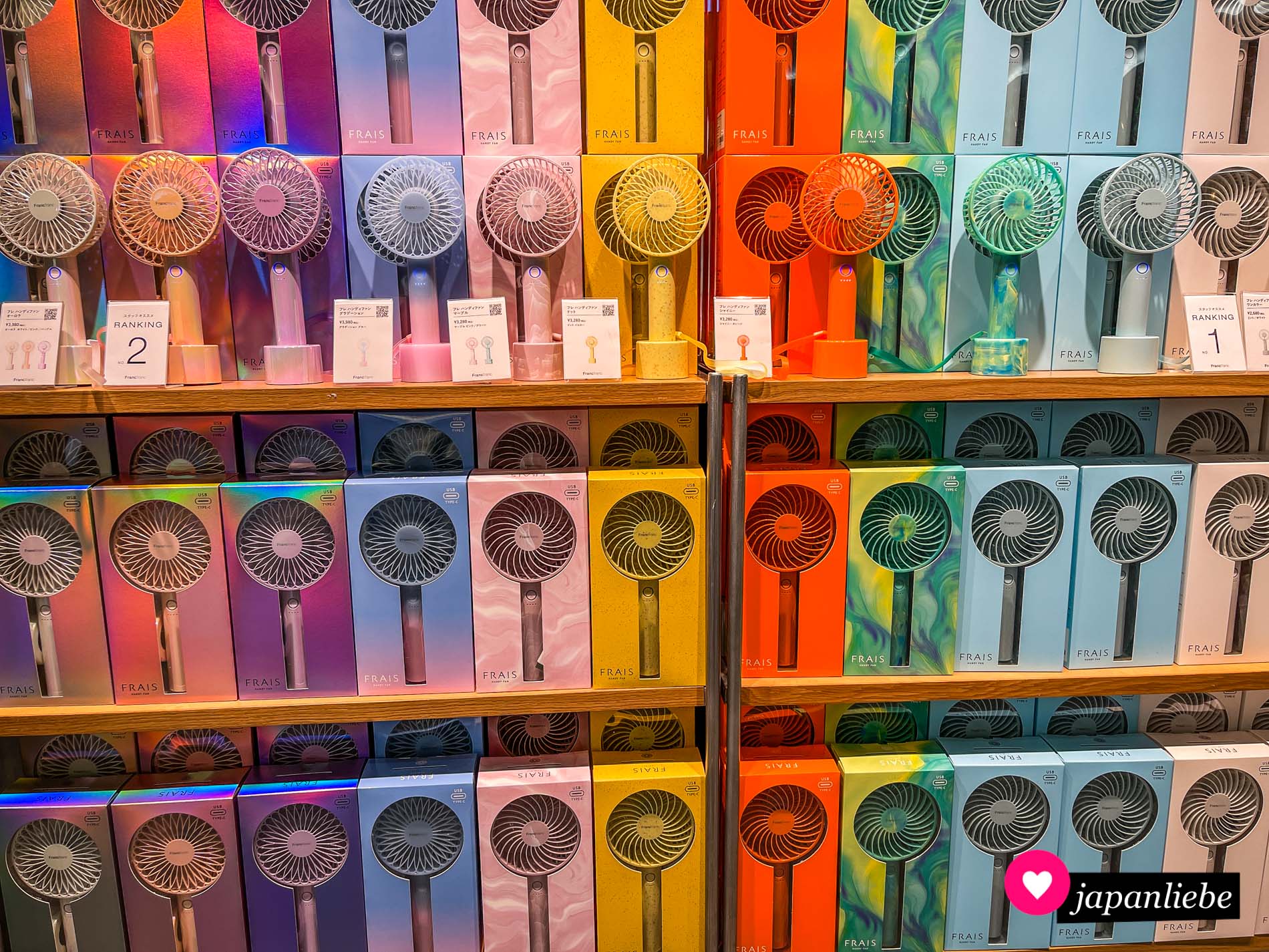 In den Sommermonaten gibt es in Japan eine große Auswahl an tragbaren Ventilatoren zu kaufen.