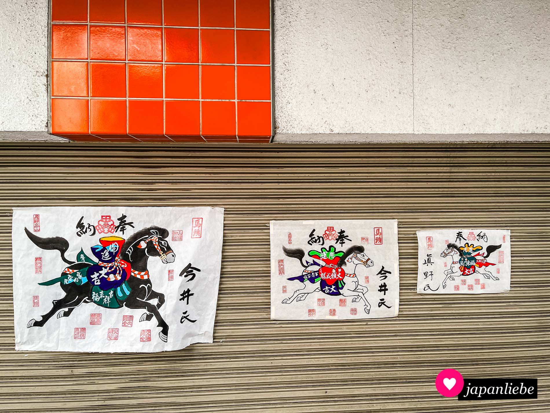 Anfang August sieht man die Pferdebilder wirklich überall in Takayama.