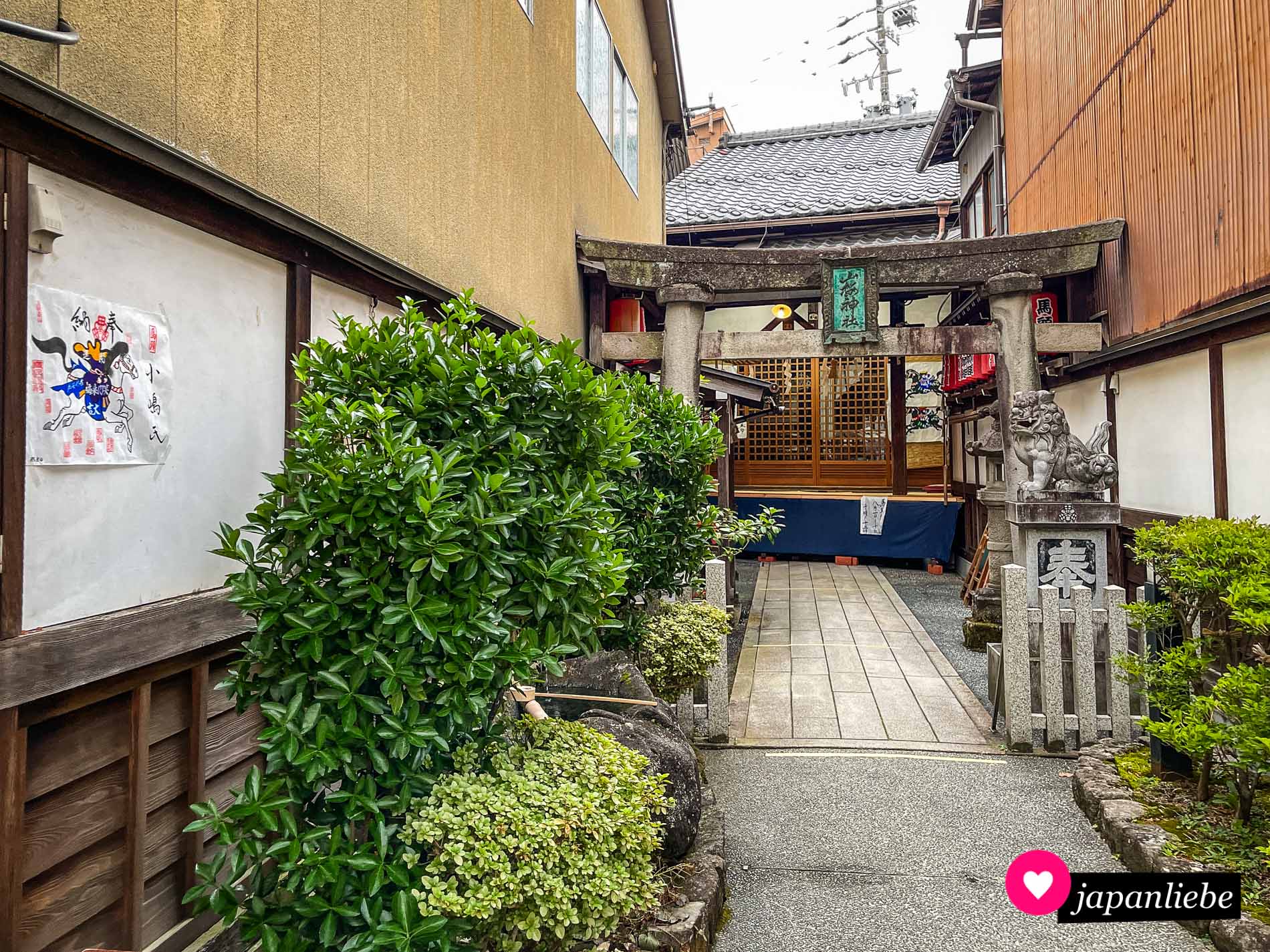 Liegt unscheinbar in einer Einkaufsstraße: der Yamazakura-Schrein.