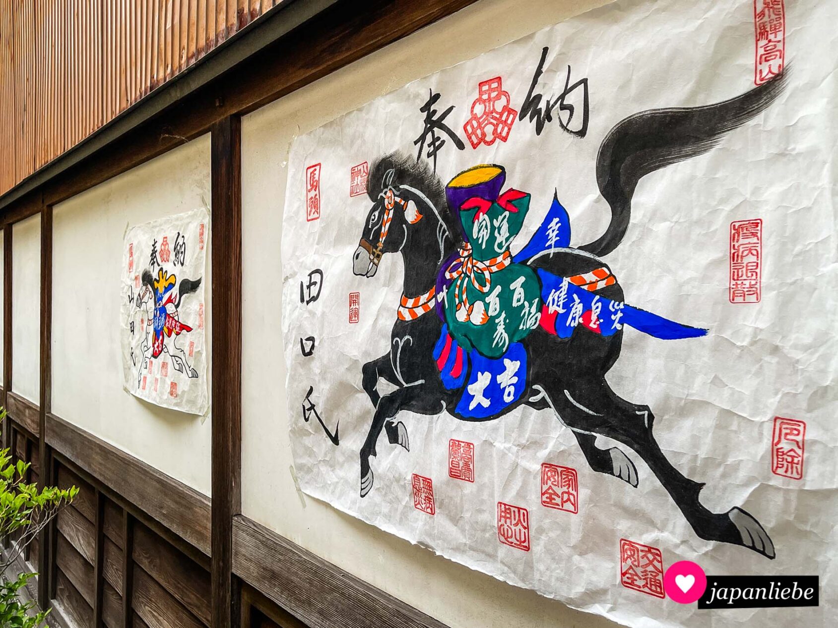 In Takayama kaufen Leute „kami ema“ genannte Pferdebilder als Glücksbringer. Man hängt sie so in den Hausgang, dass das Pferd das Glück hinein trägt.