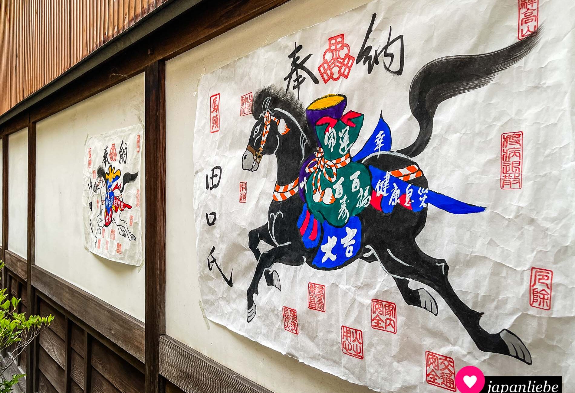 In Takayama kaufen Leute „kami ema“ genannte Pferdebilder als Glücksbringer. Man hängt sie so in den Hausgang, dass das Pferd das Glück hinein trägt.