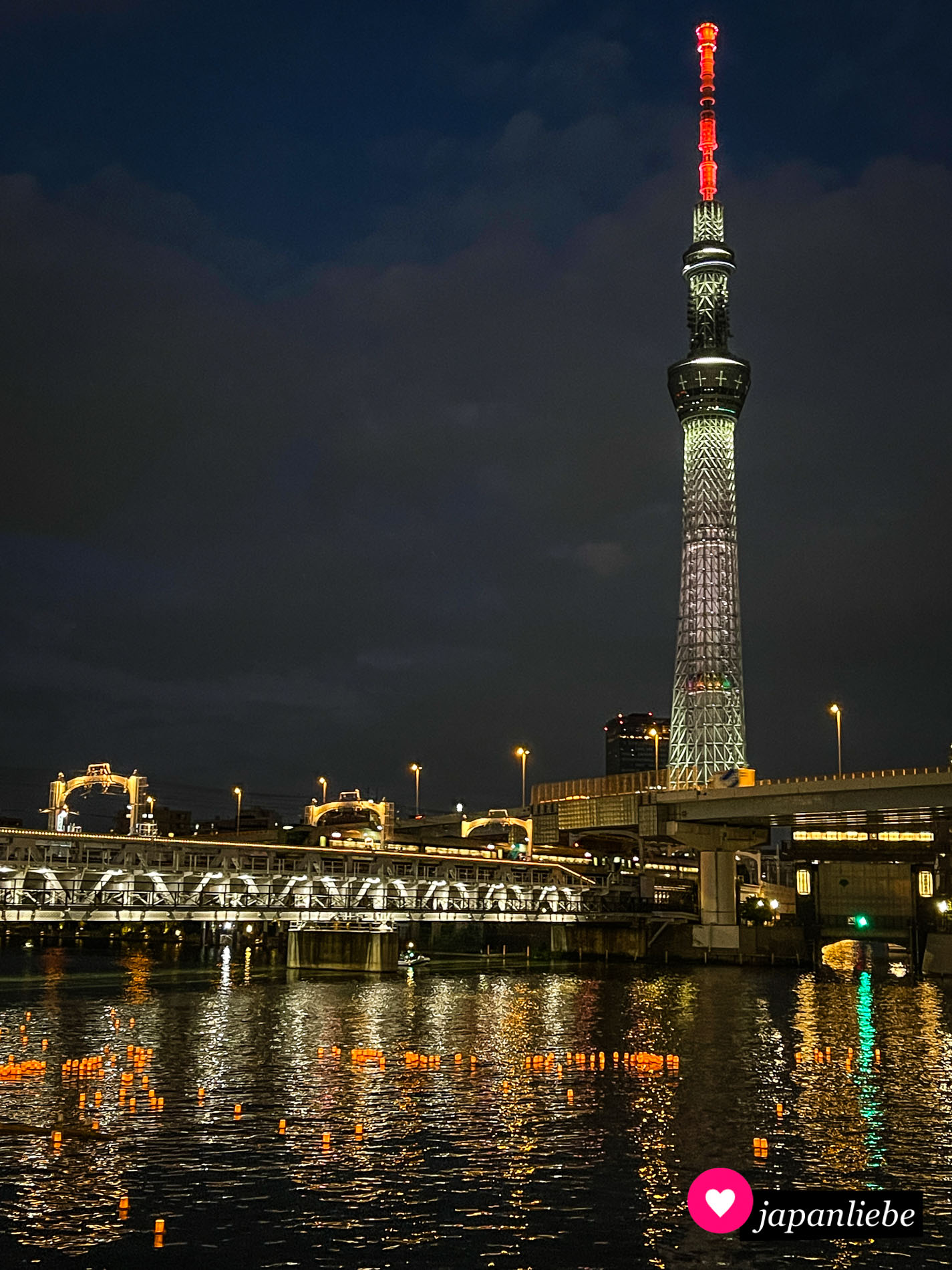 Im Sommer finden viele Lichterfeste statt. Zum Beispiel das Asakusa Tōrō Nagoshi, bei dem Laternen am Sumida-Fluss im Wasser schwimmen.