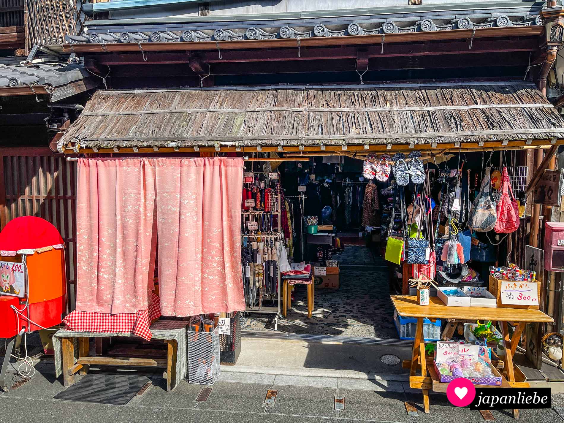 In den kleinen Geschäften lässt sich so manches Schnäppchen schlagen. Auch für Antiquitäten und gebrauchte Kimono.