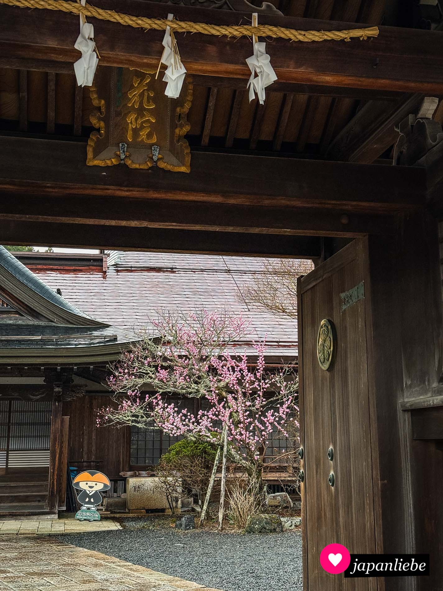 Eingangstor zu einem Tempel, der „shukubo“ anbietet.