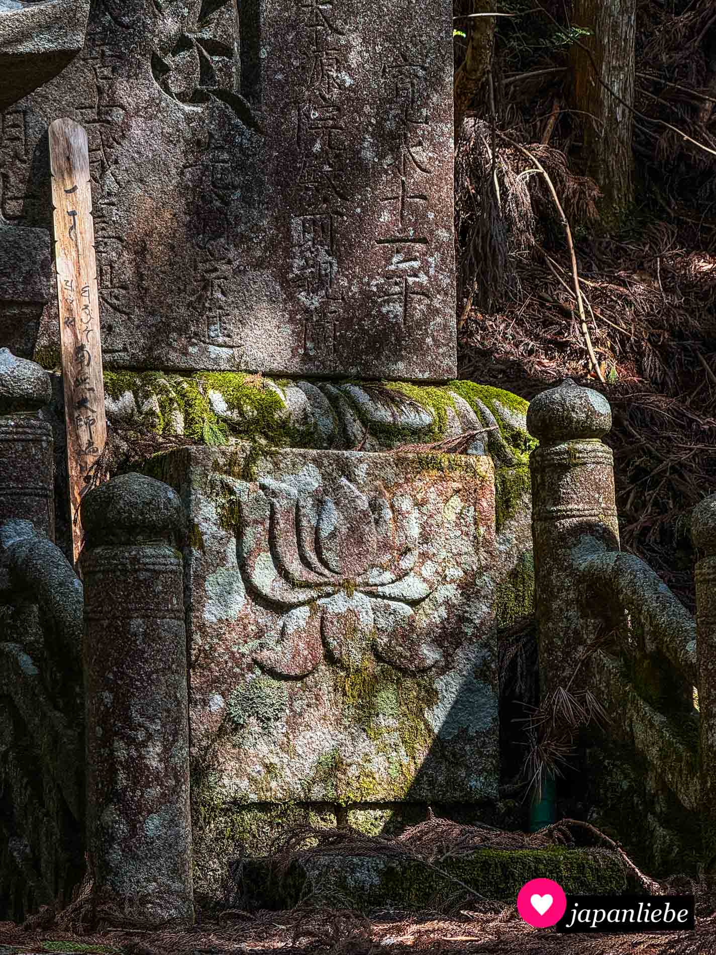 Ein Spaziergang über den Okunoin-Friedhof gibt Einblicke auf mehrere Jahrhunderte.