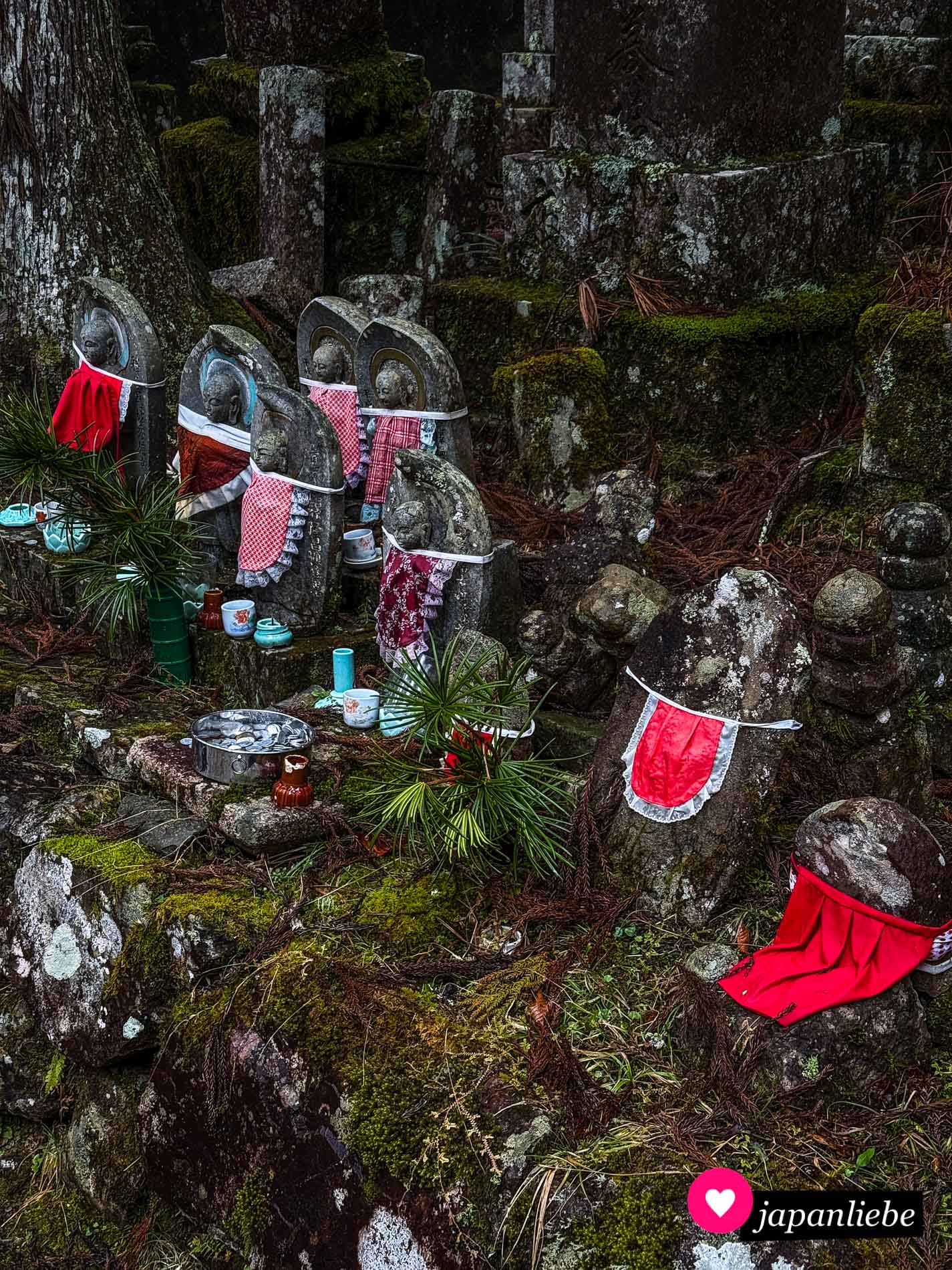 Besonders an nebligen und trüben Tagen entfaltet der Okunoin-Friedhof seinen ganz eigenen Zauber.