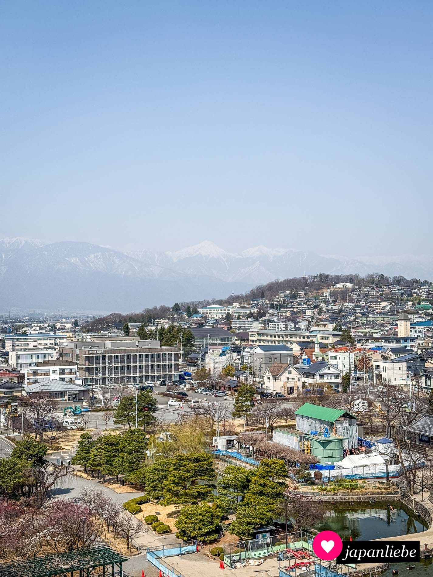 Aussicht vom Burgturm in Matsumoto auf das umliegende Alpenpanorama.