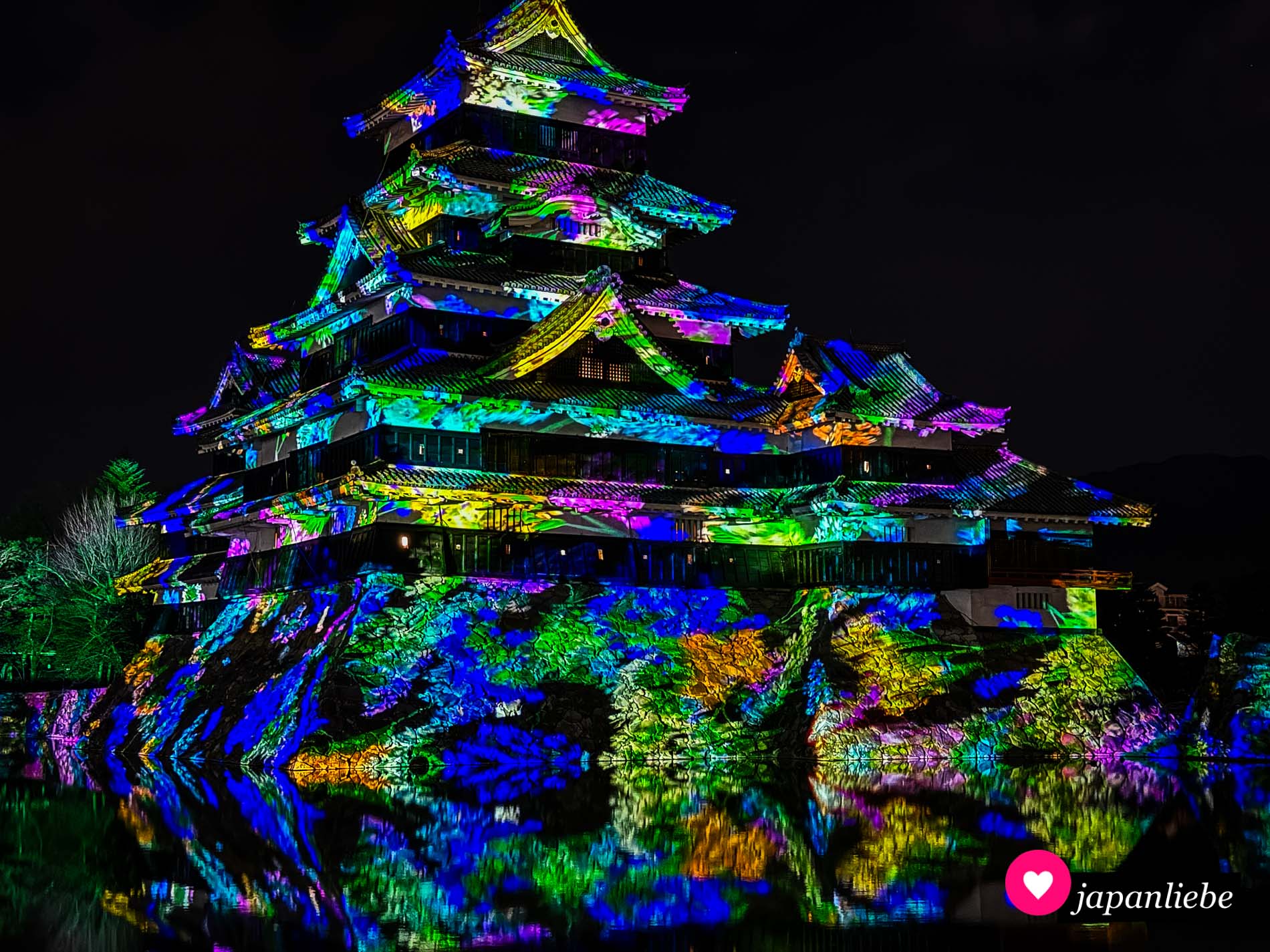 In den Wintermonaten wird die Burg Matsumoto nach Einbruch der Dunkelheit wunderschön zu Musik beleuchtet.