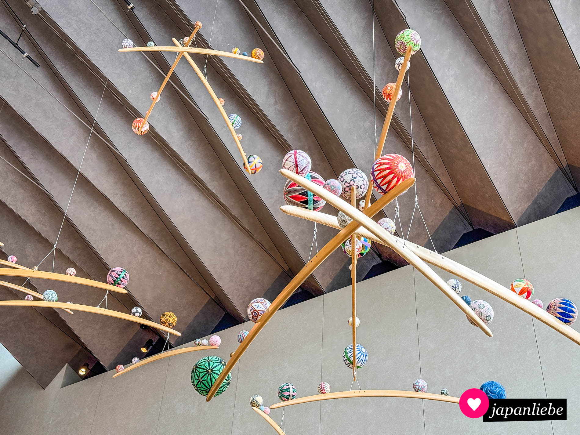 Das eindrucksvolle Mobile aus lauter „temari“-bällen im Foyer das Matsumoto City Museums.