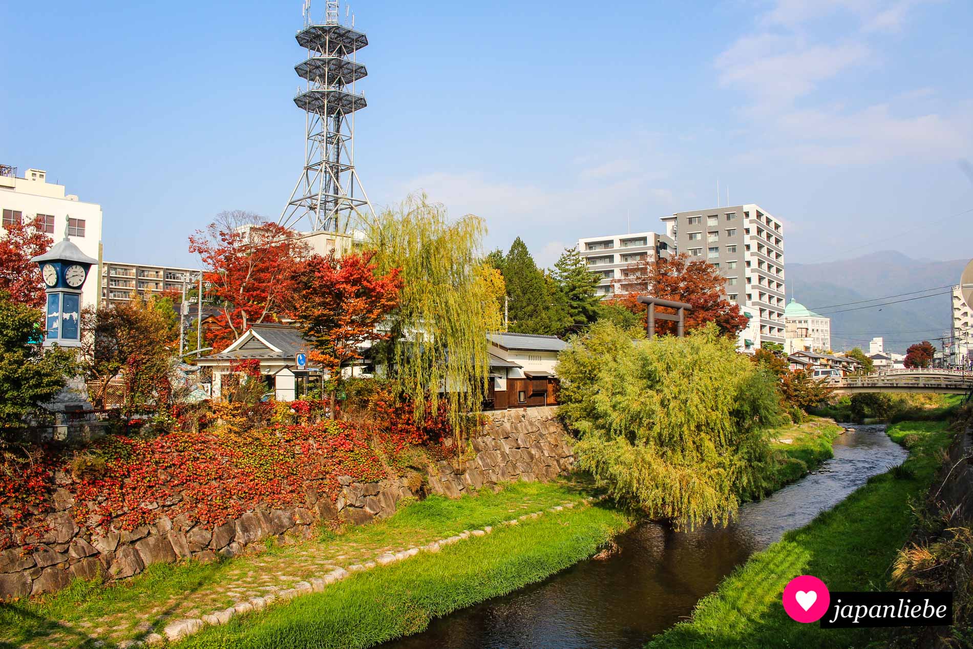 Die Nawate Street vom anderen Flußufer aus gesehen mit herrlichem Herbstlaub.