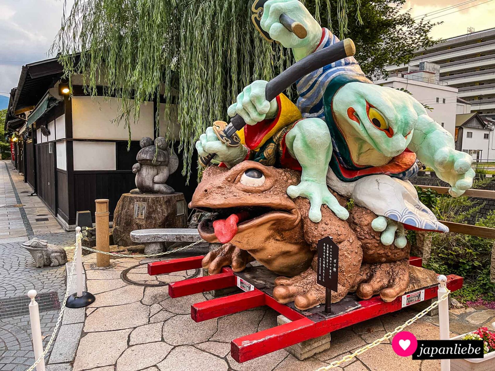 Die Froschstatue am Eingang der Nawate-dōri-Einkaufsstraße.