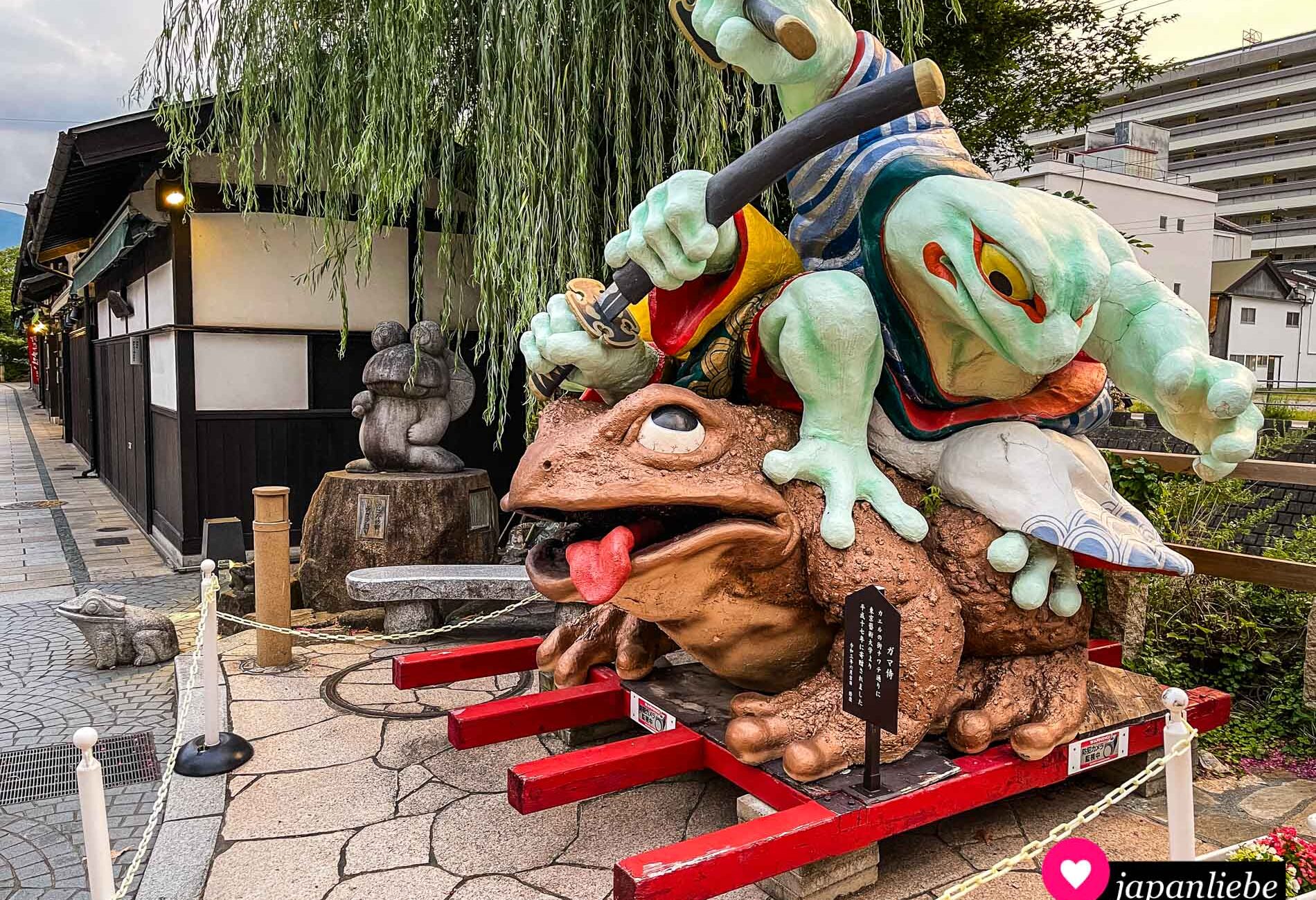 Die Froschstatue am Eingang der Nawate-dōri-Einkaufsstraße.