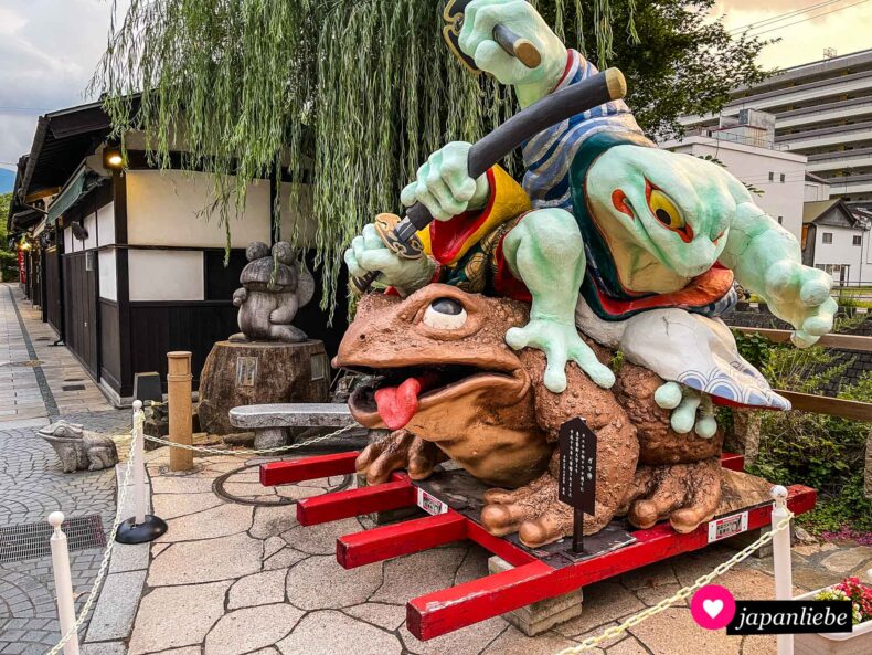 Die Froschstatue am Eingang der Nawate-dōri-Einkaufsstraße.
