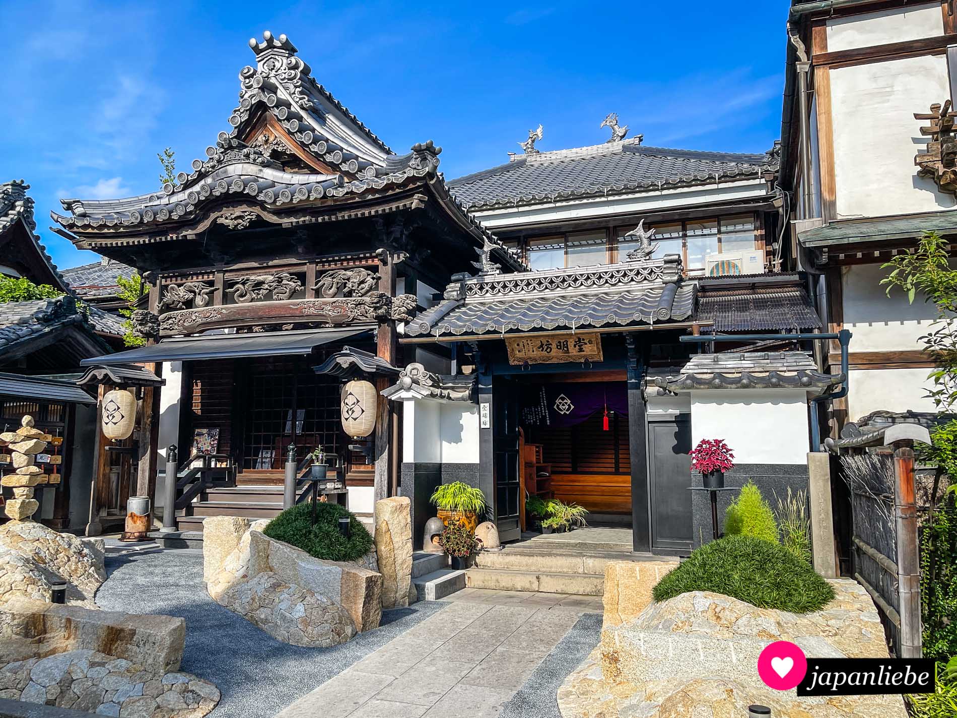 In Nagano säumen den Weg zum Zenkō-ji-Tempel mehrere Tempel, die „shukubo“ anbieten.